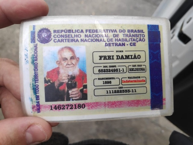 Idoso parado em blitz apresenta 'carteira de habilitação' de Padre Cícero e Frei Damião
