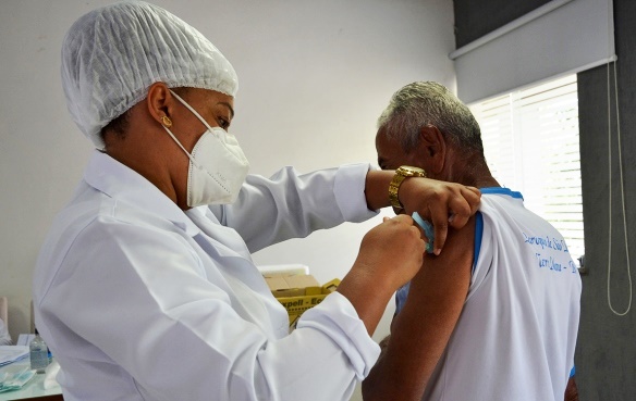 Idosos com 74 anos ou mais podem agendar vacinação contra a covid-19 