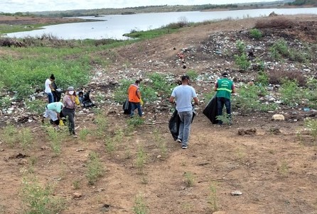 Semmam realiza mutirão de limpeza na margem do Rio Jacuípe e retira grande quantidade de seringas usadas