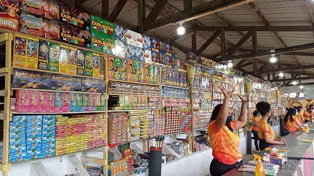 Mesmo sem festejos juninos, comerciantes apostam nas vendas de fogos de artifício