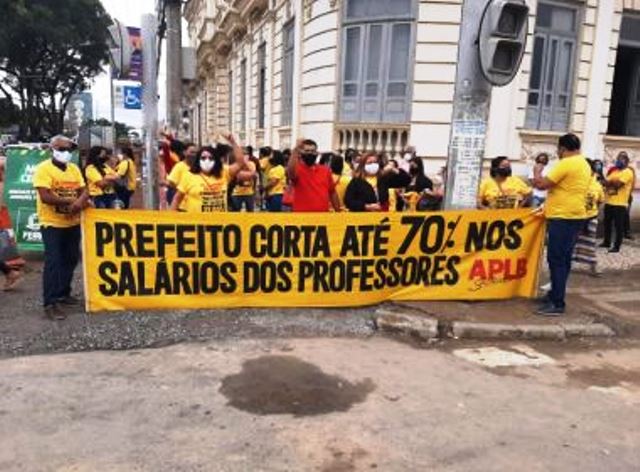 Foto: Paulo José/Acorda Cidade | Professores realizaram vários protestos contra o corte nos salários
