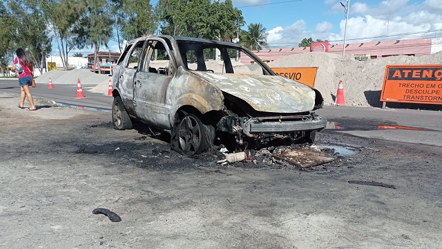 Carro fica totalmente destruído após pegar fogo na Avenida Nóide Cerqueira 