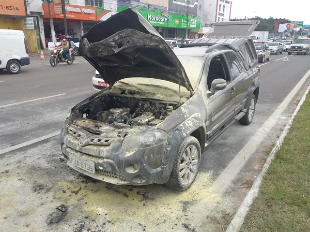 Veículo fica destruído ao pegar fogo na Avenida Presidente Dutra