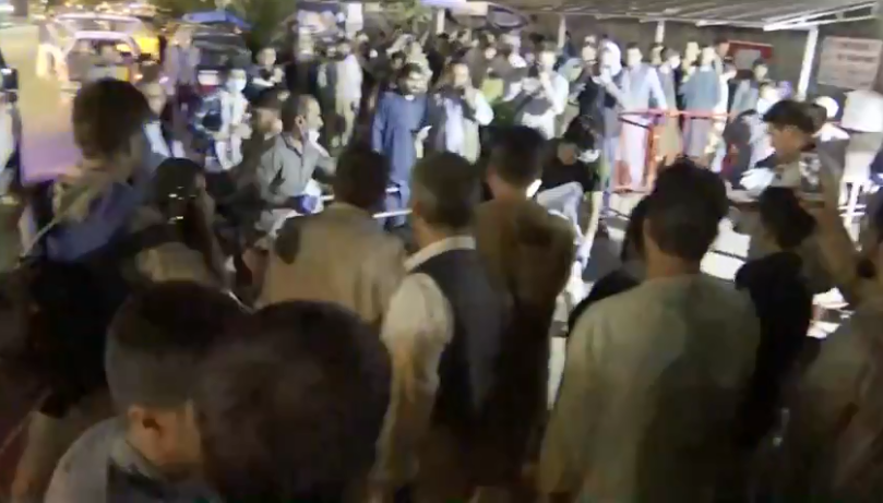 Passa de 180 o número de mortos em atentado no aeroporto de Cabul