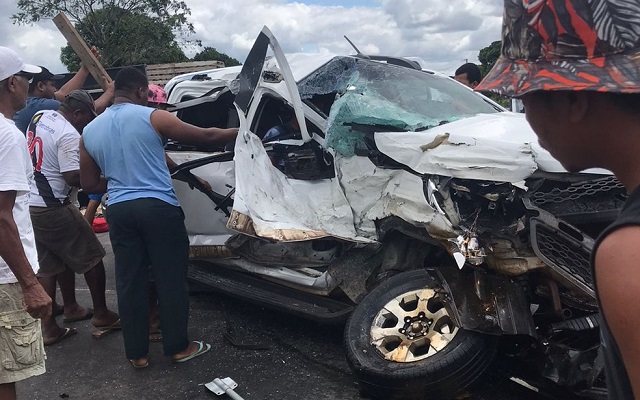 Batida entre caminhonete e carreta deixa feridos na BR-101, no sul da Bahia