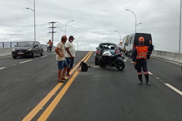 Motociclista fica ferido em acidente no viaduto da Avenida Fraga Maia
