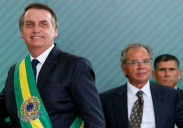 Bolsonaro afirma que Paulo Guedes permanece no governo