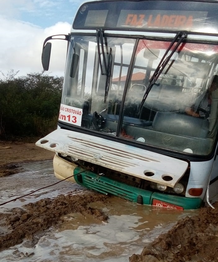 Após serviço feito pela Embasa, ônibus fica preso em lamaçal no distrito de Tiquaruçu