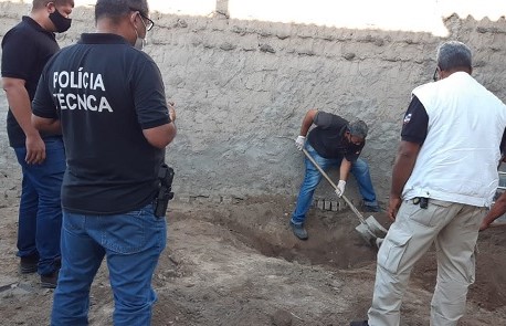 Corpo é encontrado despido e enterrado no bairro Jardim Cruzeiro