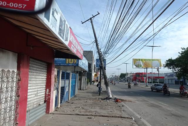 Veículo bate em poste e parte da Avenida João Durval fica sem energia elétrica