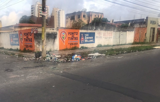 Rua São Domingos fica repleta de lixo após final da Libertadores