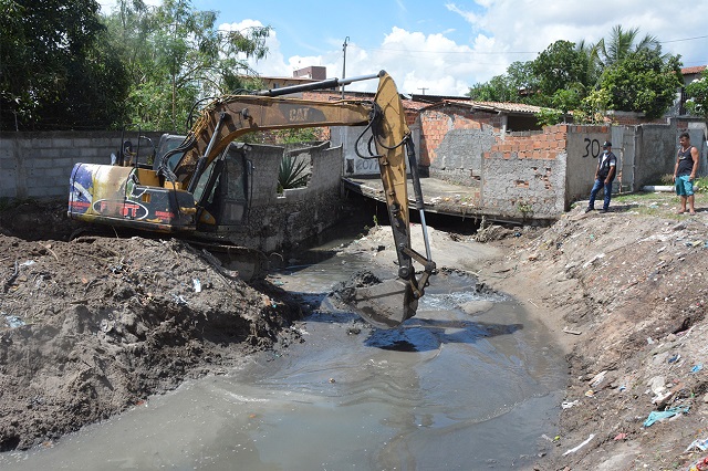Limpeza e desobstrução de drenagem pluvial serão feitos com equipamento de alta pressão