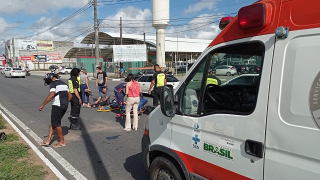 Casal fica ferido após motocicleta colidir em carro na Avenida Nóide Cerqueira