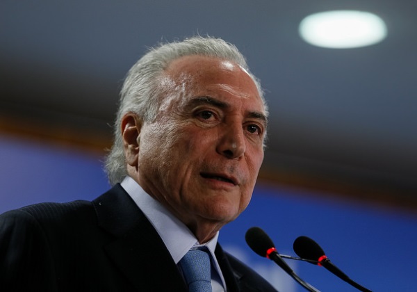 Temer diz que Bolsonaro seria reeleito se tivesse combatido pandemia