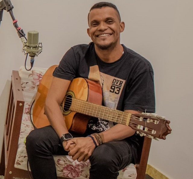 Cantor Arthur Duarte lança single 'Clichê' nas plataformas digitais