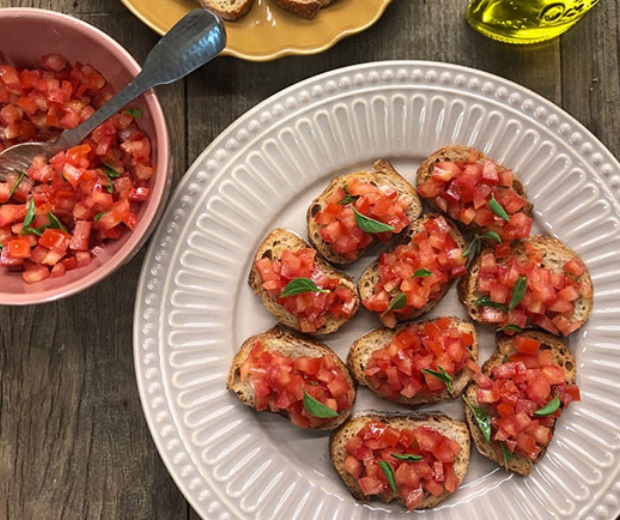 Aprenda receita fácil de bruschetta de tomate