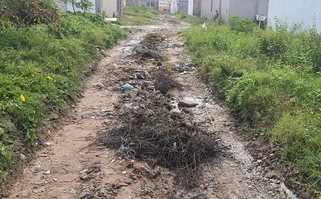 Moradores cobram pavimentação da Rua Caminho das Índias no bairro Gabriela II: 'Abandono'