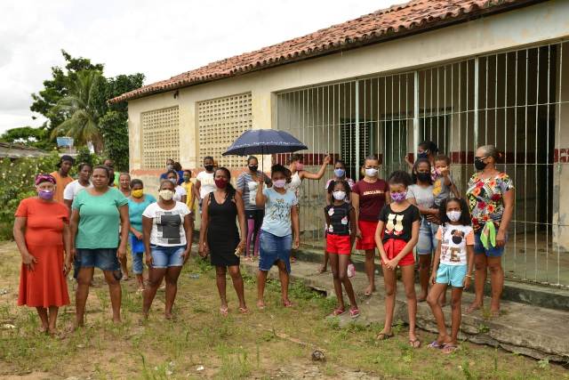 Mães de estudantes pedem reforma e reativação de escola municipal no distrito de Maria Quitéria