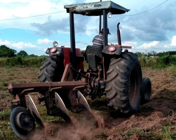 Máquinas agrícolas estimulam cultivo durante chuvas de verão na zona rural de Feira
