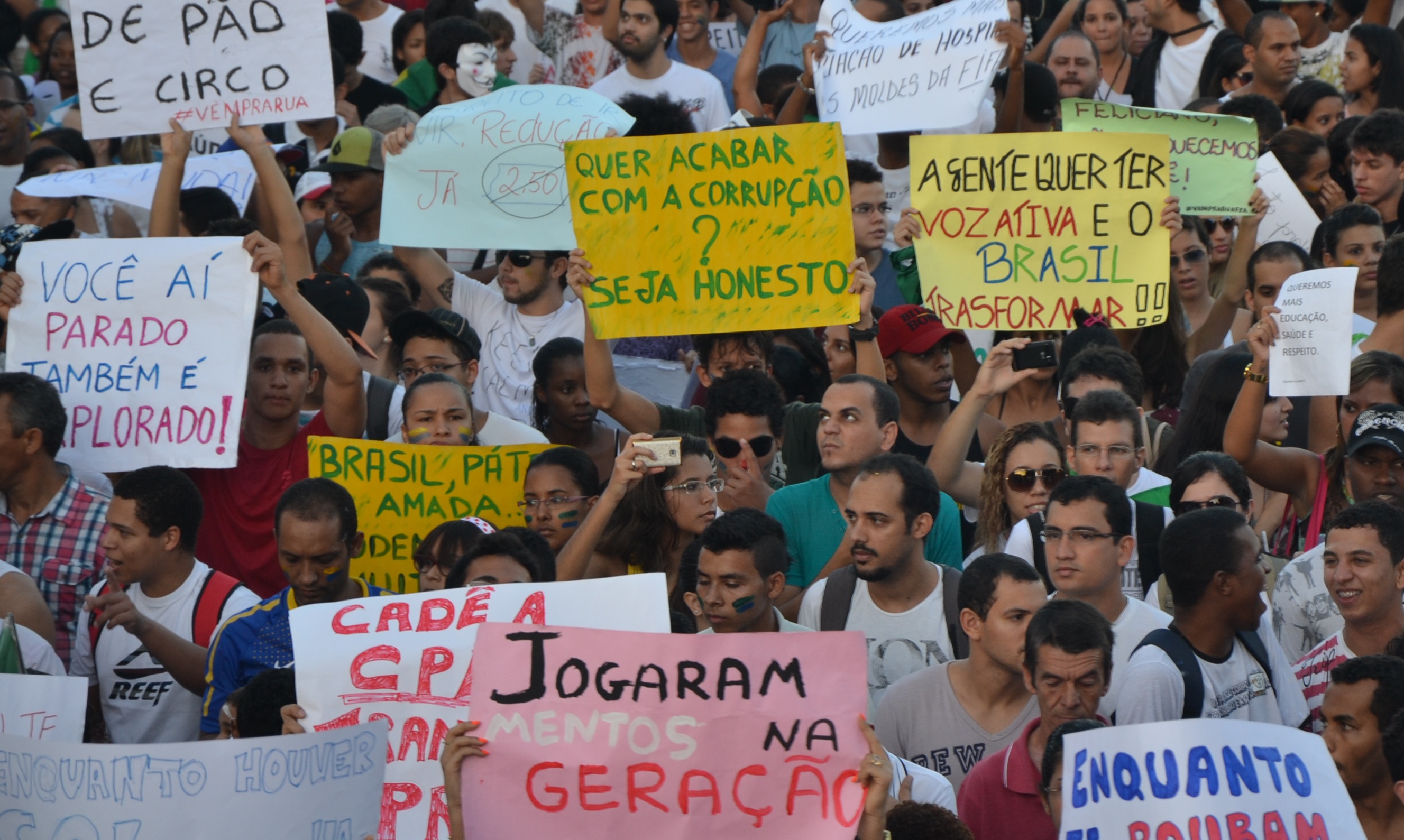 Protesto por melhorias sociais reúne cerca de dez mil pessoas em Feira de Santana