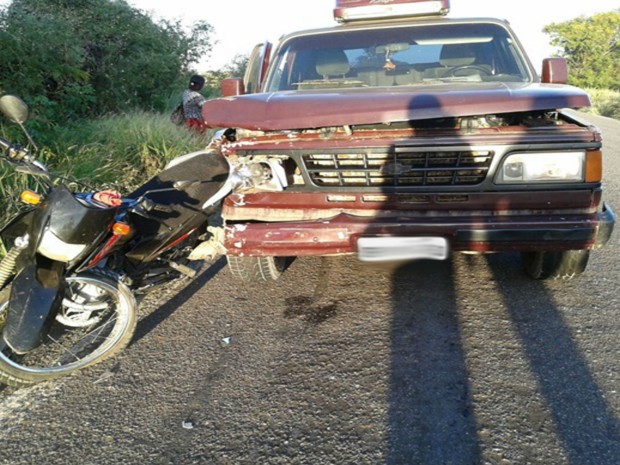 Motociclista morre depois de ser atropelado e arrastado por 20 metros