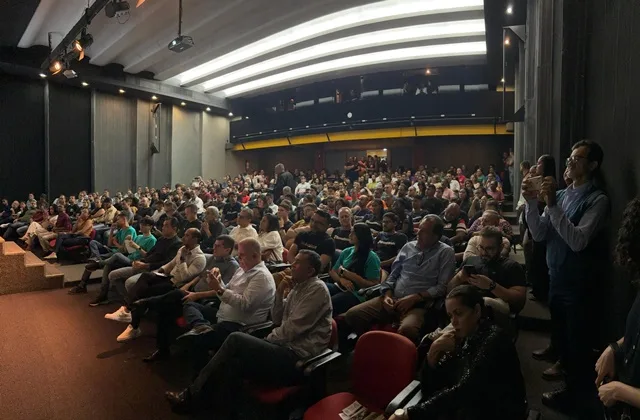 Palestra da CDL e Sebrae com Erik Penna lota teatro em Feira de Santana