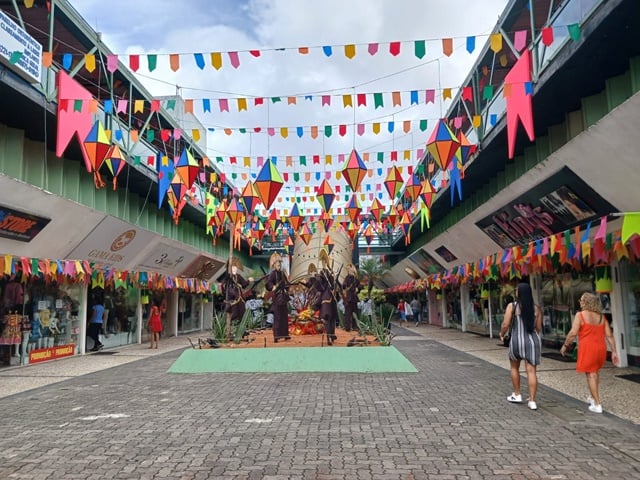 Comerciantes apostam na decoração do São João para aumentar as vendas; bandeirolas e balões enfeitam centro da cidade