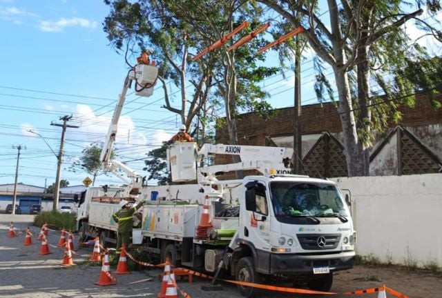 caminhão da Coelba operação poda de árvores