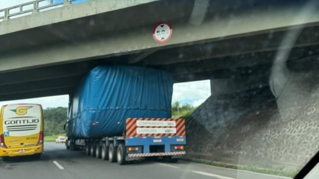 Caminhão fica preso ao passar em viaduto na BR