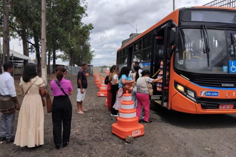 ônibus para a expofeira foto batista cruz